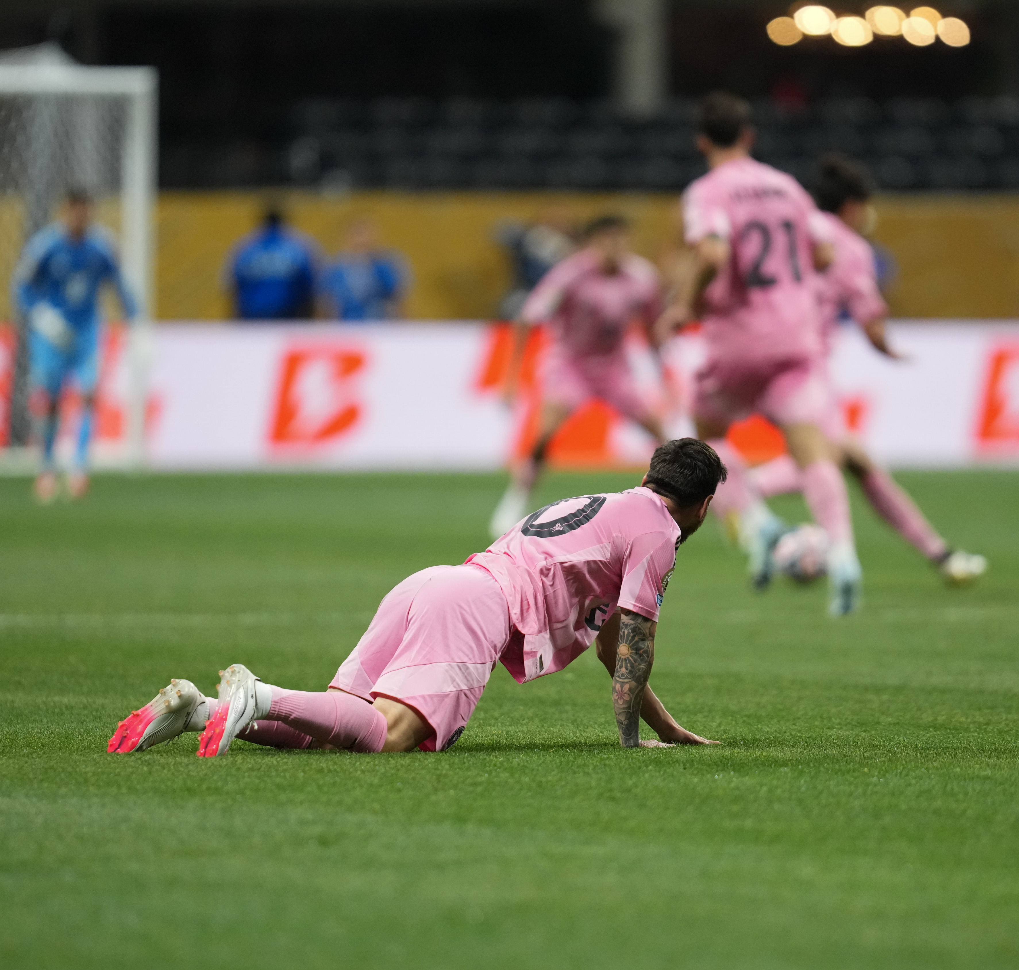 关于巴黎圣日耳曼憾负，小组赛前景堪忧的信息