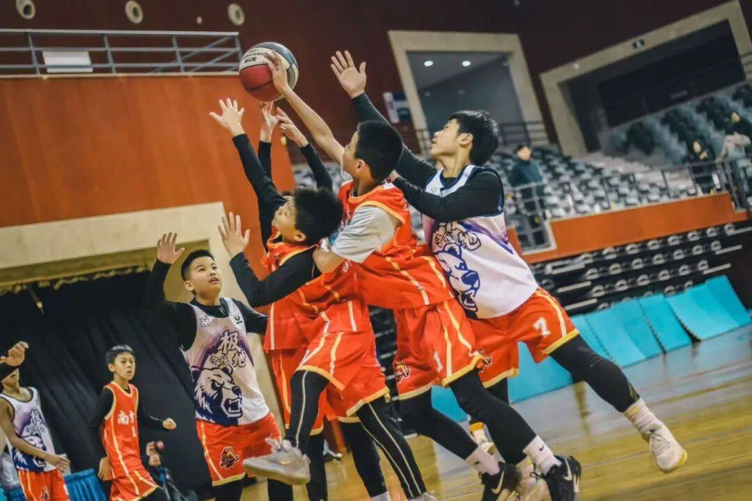 全力以赴的比赛！精彩纷呈，旁观者喝彩连连的简单介绍