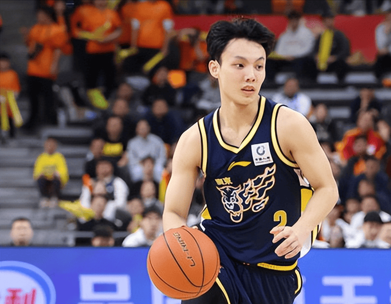 江苏队在主场对决广东男篮，实力不容小觑(江苏队在主场对决广东男篮,实力不容小觑的是谁)