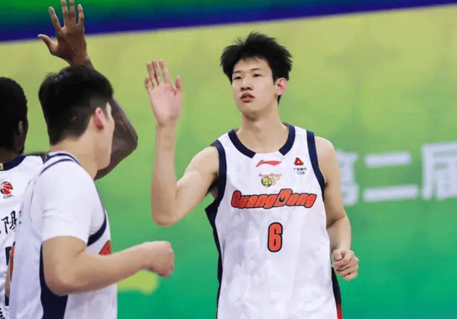 包含年轻球员崭露头角，关键时刻挺身而出的词条