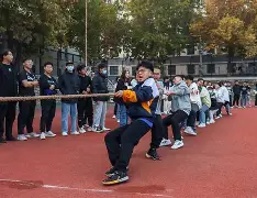 比赛场面激烈呈现出各方强烈的竞争态势英语