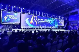 比赛场面激烈呈现出各方强烈的竞争态势英语