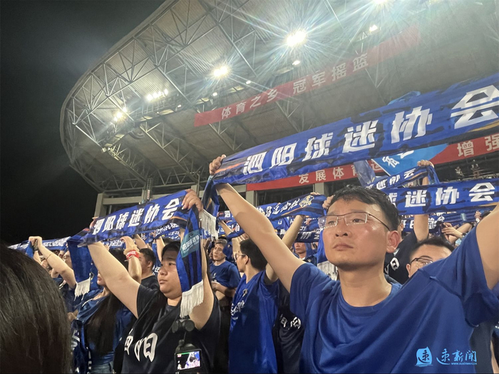 球场上人声鼎沸,大家都在为各自的队伍加油助威 球场上人声鼎沸,大家都在为各自的队伍加油助威